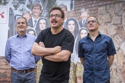 Desde la izquierda, Ricard Robles, Sergio Caballero y Enric Palau, frente a la imagen de gemelos que es el icono de esta edición de Sónar.