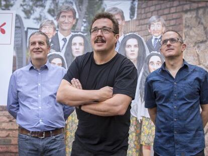 Desde la izquierda, Ricard Robles, Sergio Caballero y Enric Palau, frente a la imagen de gemelos que es el icono de esta edici&oacute;n de S&oacute;nar.