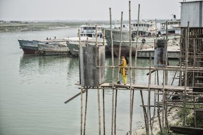 El C&B Ghat es un prostíbulo situado a orillas del río y construido de forma precaria sobre palafitos. En 2010 fue incendiado por islamistas, y ahora está separado del resto del pueblo por un muro. En la imagen, una mujer espera a utilizar el baño.