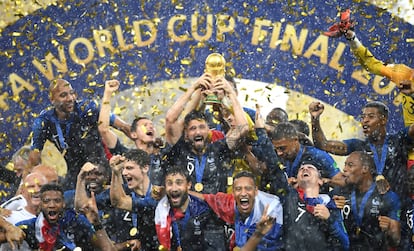 Los jugadores franceses con la Copa del Mundo.