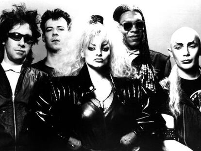 Antigua foto promocional de la cantante de la RDA, Nina Hagen, y su banda. 