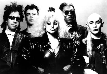 Antigua foto promocional de la cantante de la RDA, Nina Hagen, y su banda. 