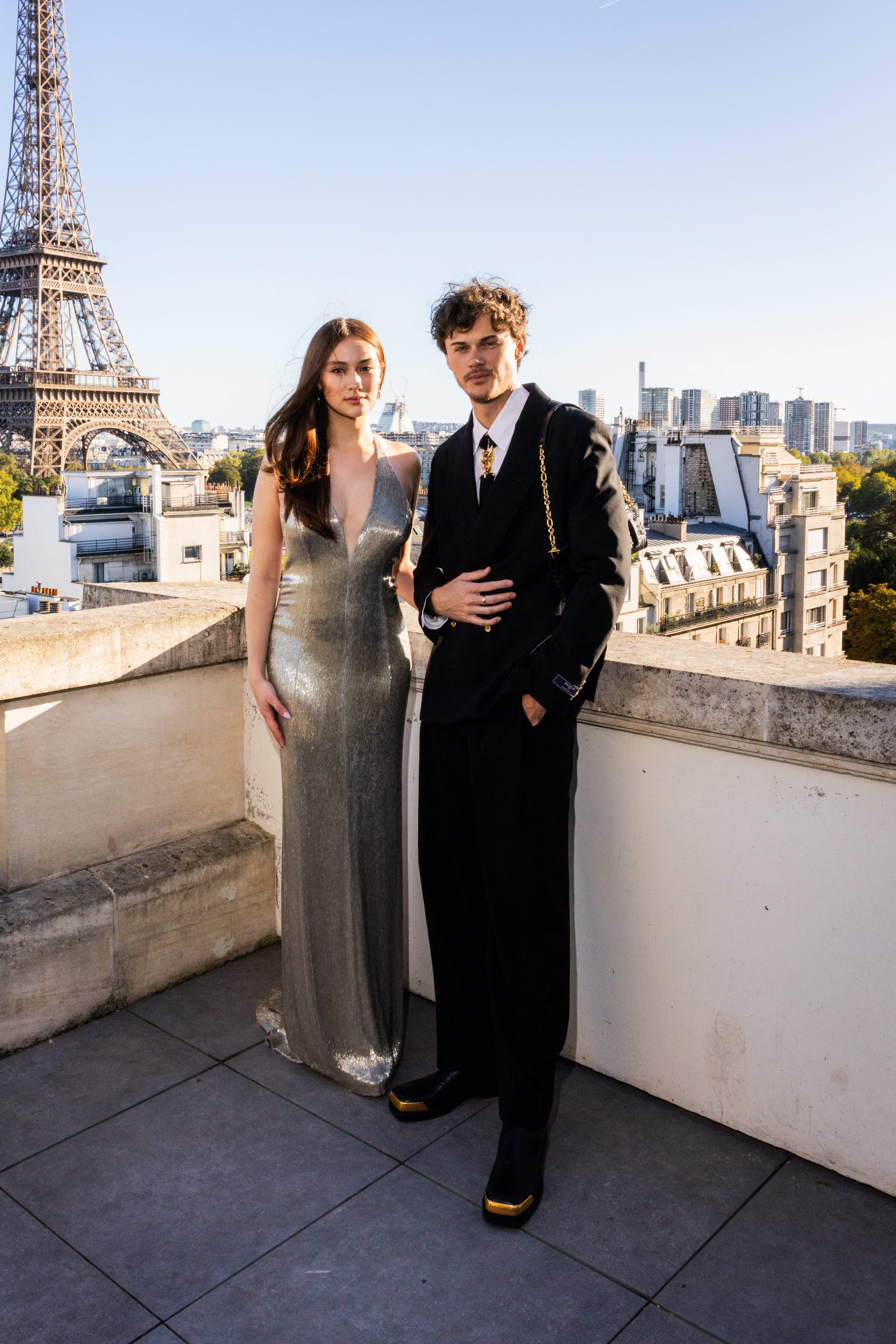 Rosalía y Carlos Alcaraz, en la lista de los personajes más estilosos del año de ‘The New York Times’ 3 Lola Tung y Christopher Briney, protagonistas de 'El verano en que me enamoré', en París, el 17 de septiembre de 2025.