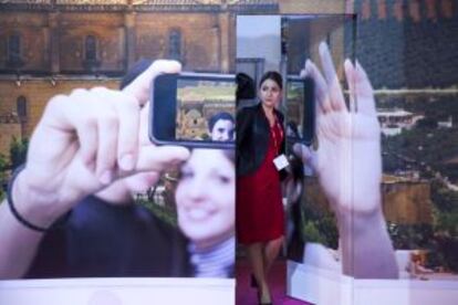 Una mujer en el estand de Sevilla en Fitur.