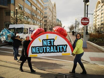 Organizadores de una marcha a favor de la neutralidad en la red frente a la FCC a finales de 2017