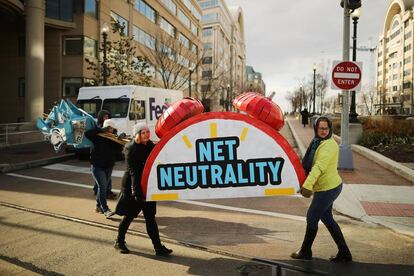 Organizadores de una marcha a favor de la neutralidad en la red frente a la FCC a finales de 2017