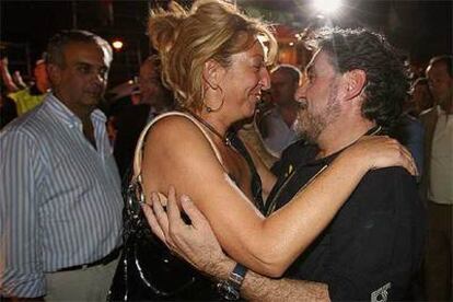 Pepu Hernández es abrazado por su esposa durante la fiesta madrileña.