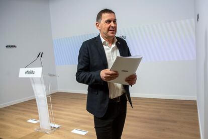 El coordinador general de EH Bildu, Arnaldo Otegi, comparece tras la retirada de la lista de la formación de las candidaturas de siete presos de ETA, este martes en San Sebastián.