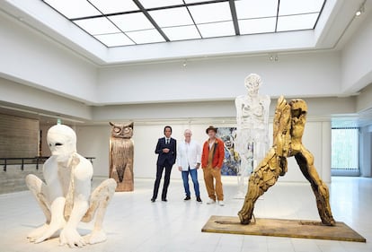 (l-r) Nick Cave, Thomas Houseago and Brad Pitt pose among their works on display at the Finnish art gallery.