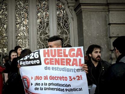 Concentración de estudiantes frente al Ministerio de Educación, este miércoles.