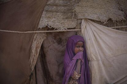 Una niña observa la cámara a las puertas de la tienda de su familia en un campamento para desplazados internos a las afueras de Qardho, en la región semiautónoma somalí de Puntland. La crisis alimentaria causada por la falta de lluvias en la región afecta a 5,6 millones de personas en Etiopía, según la Cruz Roja, que tiene como objetivo recaudar 13,8 millones de dólares para poder facilitar alimentos a "decenas de miles de personas y mejorar el acceso a la sanidad y al agua potable". La región de África Oriental ha sufrido fuertes periodos de sequía desde 2015 a causa del fenómeno meteorológico de El Niño.