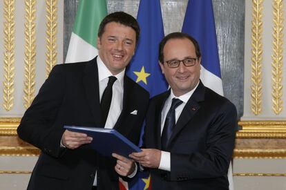 Hollande y Renzi posan tras su reunión en el Elíseo, en París.