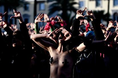 O grupo LasTesis foi fundado há um ano e meio e está composto por quatro mulheres “nascidas e criadas” em Valparaíso (Chile) –“uma cidade rebelde”, como elas descrevem. Na imagem, ativistas feministas com os olhos vendados participam da performance em Roma, neste sábado.