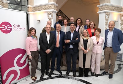 El vicepresidente de Castilla-La Mancha José Manuel Caballero, junto a miembros del Club Conecta.