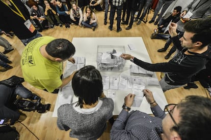 Los miembros de una mesa electoral hacen recuento de las papeletas.