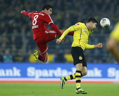 Javi Martinez le hace una entrada a Robert Lewandowski 