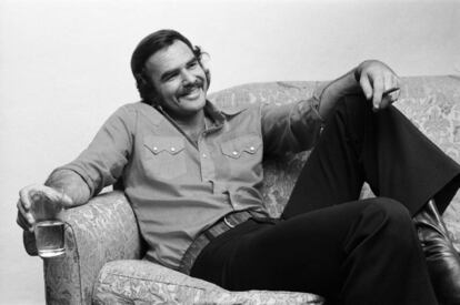 Burt Reynolds en una sesión de fotos en Londres, en 1973, un año después de su famoso desnudo.