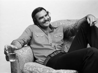 Burt Reynolds en una sesión de fotos en Londres, en 1973, un año después de su famoso desnudo.