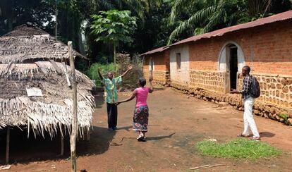 El padre de Charles recibe a su mujer, Marie-Vincent, en su casa de Itipo (República Democrática del Congo).