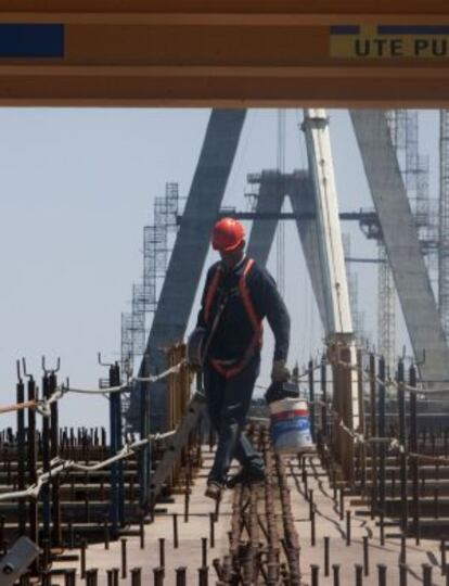 Obras de construcción del puente nuevo sobre la bahía de Cádiz.