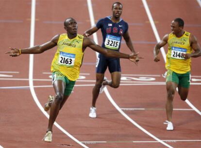 Bolt, a la izquierda, celebra su victoria en los 100 metros junto al estadounidense Patton y 
el jamaicano Frater.