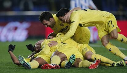 Los jugadores del Villarreal celebra uno de los goles de Uche. 