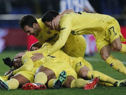 Los jugadores del Villarreal celebra uno de los goles de Uche. 