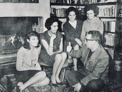 Salvador Allende, Hortensia Bussi y sus tres hijas: Carmen, Isabel y Beatriz.