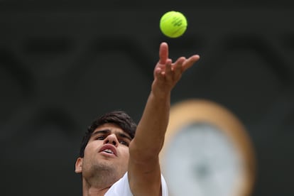 El tenista español Carlos Alcaraz saca la pelota, este domingo en Wimbledon. 