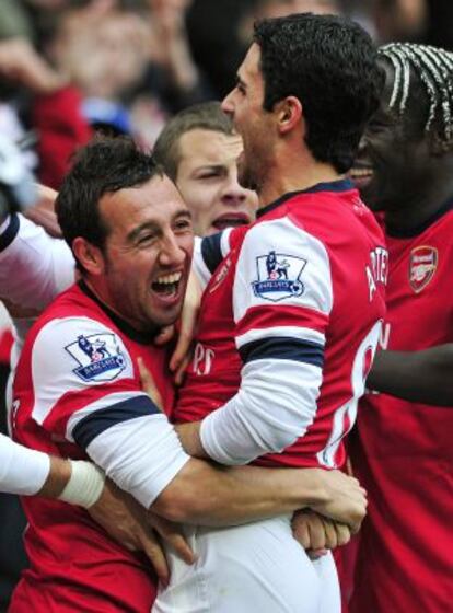 Cazorla celebra junto a Arteta su gol al Tottenham