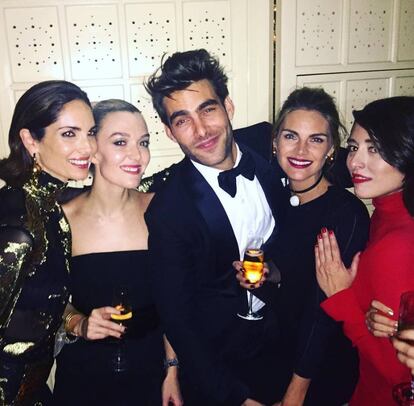 Eugenia Silva, Marta Ortega, Jon Kortajarena, Amaya Salamanca y Eugenia de la Torriente, en una fiesta.