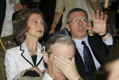 La reina Sofía y el alcalde de Madrid, Alberto Ruiz Gallardón, en el Madrid Arena.