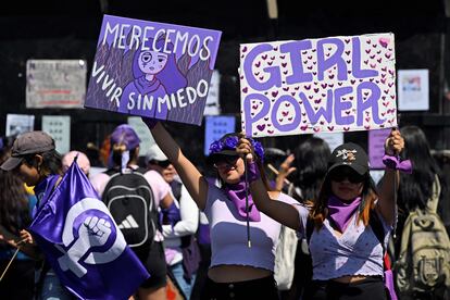 La manifestación se realiza en el medio de un panorama en el que la violencia contra la mujer parece estar normalizada. En México, mueren al menos 10 mujeres asesinadas cada día, y el 95% de los casos quedan impunes.