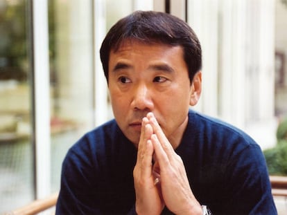 Murakami comenzó a correr tardiamente, a los 33. "Fumaba 60 pitillos al día. Los dedos me amarilleaban y todo el cuerpo me apestaba a tabaco", argumenta como motivo para empezar a hacer ejercicio.
