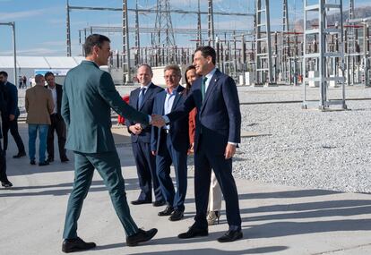 El presidente del Gobierno, Pedro Sánchez (a la izquierda), saluda al presidente de la Junta de Andalucía, Juanma Moreno, este miércoles, a su llegada a la inauguración del eje eléctrico Caparacena-Baza, en presencia de Beatriz Corredor, presidenta del Grupo Red Eléctrica.