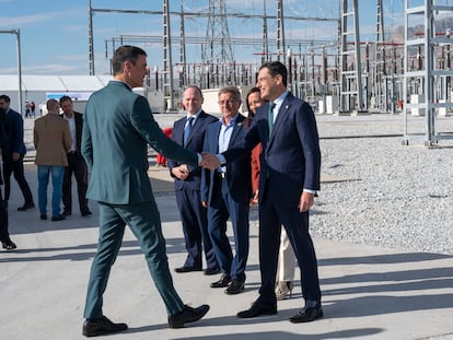 El presidente del Gobierno, Pedro Sánchez (a la izquierda), saluda al presidente de la Junta de Andalucía, Juanma Moreno, este miércoles, a su llegada a la inauguración del eje eléctrico Caparacena-Baza, en presencia de Beatriz Corredor, presidenta del Grupo Red Eléctrica.