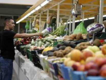 Puesto de frutas y verduras en un mercado. EFE/Archivo