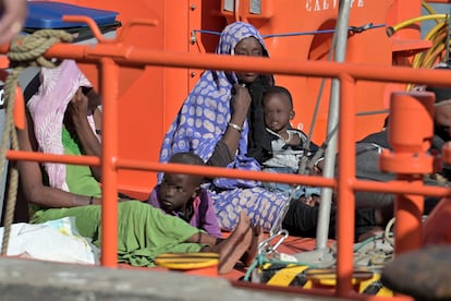 Varios migrantes a bordo de un buque de Salvamento Marítimo llegan el pasado miércoles a El Hierro tras el rescate de un cayuco con 57 inmigrantes a bordo.