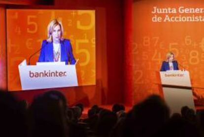 Fotografía facilitada por Bankinter de su consejera delegada, María Dolores Dancausa, durante su intervención en la Junta General de Accionistas que se ha celebrado hoy en Madrid. Dancausa ha pedido que se afronte la recuperación económica con confianza y optimismo para que el ciclo económico "cambie de verdad" y España pueda salir de la "interminable crisis" en que ha estado inmersa estos últimos años.