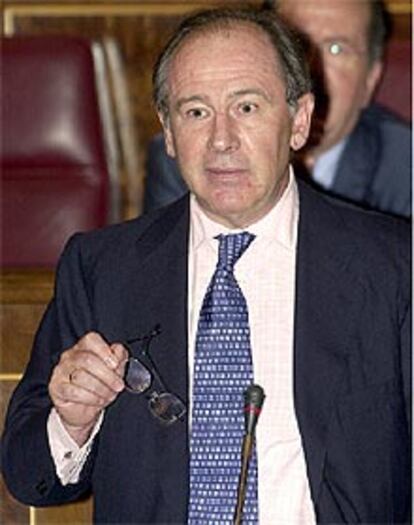 El vicepresidente segundo y ministro de Economía, Rodrigo Rato, durante su intervención hoy en la sesión de control al Gobierno.