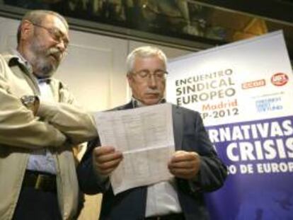 Los secretarios generales de CCOO y UGT, Ignacio Fernández Toxo (d) y Cándido Méndez (i), respectivamente, durante el encuentro sindical europeo sobre Alternativas a la crisis y al futuro de Europa, en el que participan secretarios generales de sindicatos de Italia, Alemania, Bélgica y España.