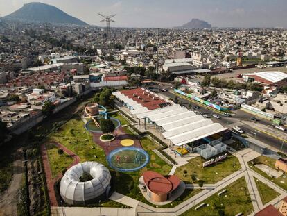 Vista aérea de la escuela "Utopía Papalotl" en la colonia Reforma Política.