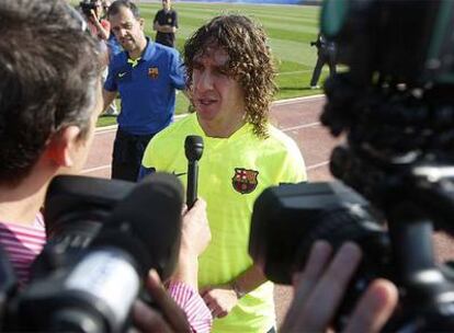 Puyol antiende a los medios de comunicación durante el entrenamiento en Abu Dabi.