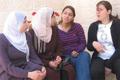 Cuatro estudiantes palestinas, en un descanso entre las clases.