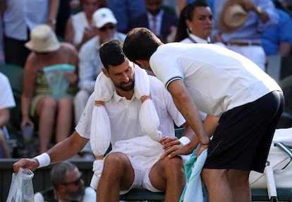 Djokovic, Sinner'a karşı oynadığı maçta tedavi görüyor.
