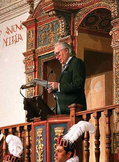 Abril de 2001. Acto de entrega del Premio Cervantes. En la imagen, Umbral lee su discurso de aceptación.