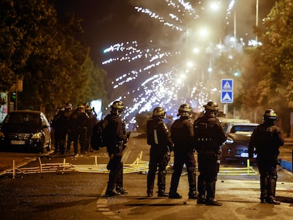 Nanterre (France), 29/06/2023.- Protesters throw fireworks at French riot Police during clashes in Nanterre, near Paris, France, 29 June 2023. Violence broke out after police fatally shot a 17-year-old during a traffic stop in Nanterre on 27 June 2023. According to the French interior minister, 31 people were arrested with 2,000 officers being deployed to prevent further violence. (Protestas, Disturbios, Incendio, Francia) EFE/EPA/YOAN VALAT
