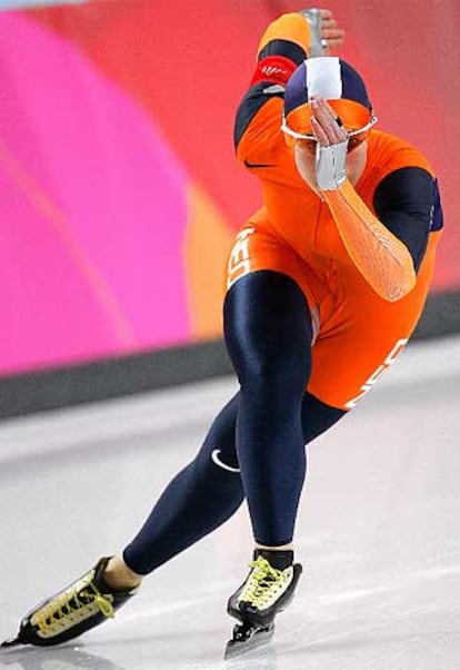 La patinadora holandesa Paulien van Deutekom, en la carrera de 1.500 metros en los Juegos Olímpicos de Turín.