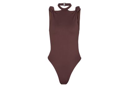 The Attico acaba de lanzar su primera línea de baño y los diseños ochenteros son su punto fuerte. Nos quedamos con este bañador chocolate con cuello halter.