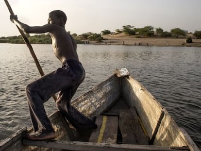 Un pescador de Bagasola rema en una barcaza en el lago Chad.